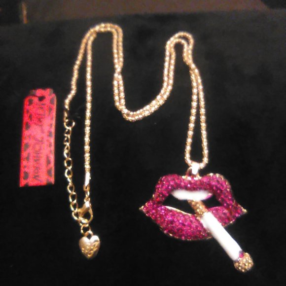Betsey Johnson Sexy Deep Pink LIPS Lipstick Crystal Rhinestone Pendant Necklace - Picture 8 of 10